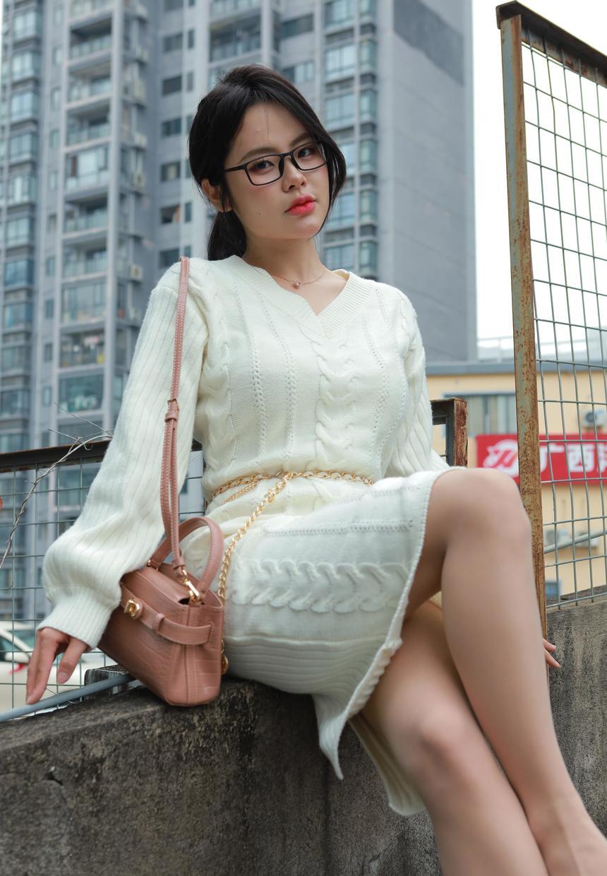 [IESS异思趣向] 2025.03.10 丝享家 1997 兔兔《高开衩包臀裙》[88P-80.4M]