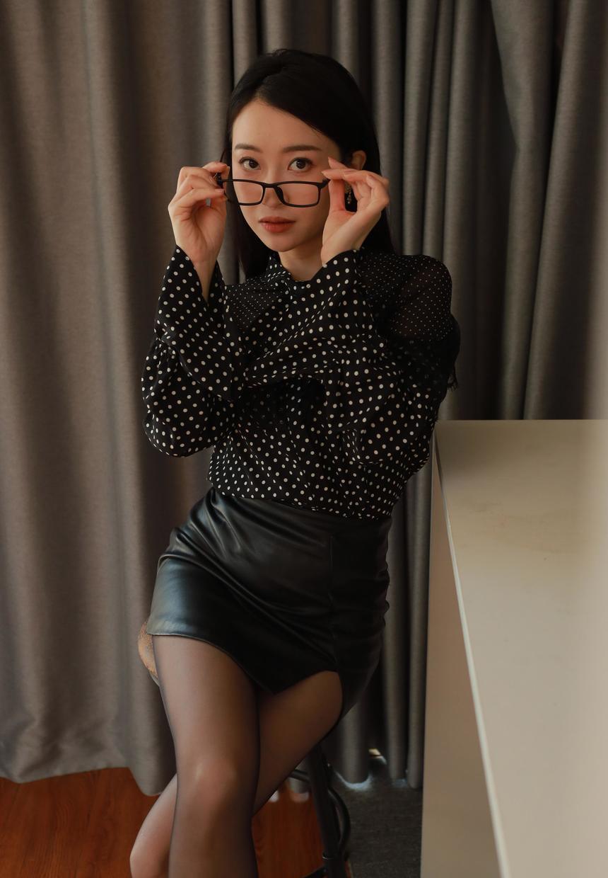 [IESS异思趣向] 2025.03.31 丝享家 2015 小婕《半透波点衫（上）》[87P-80MB]