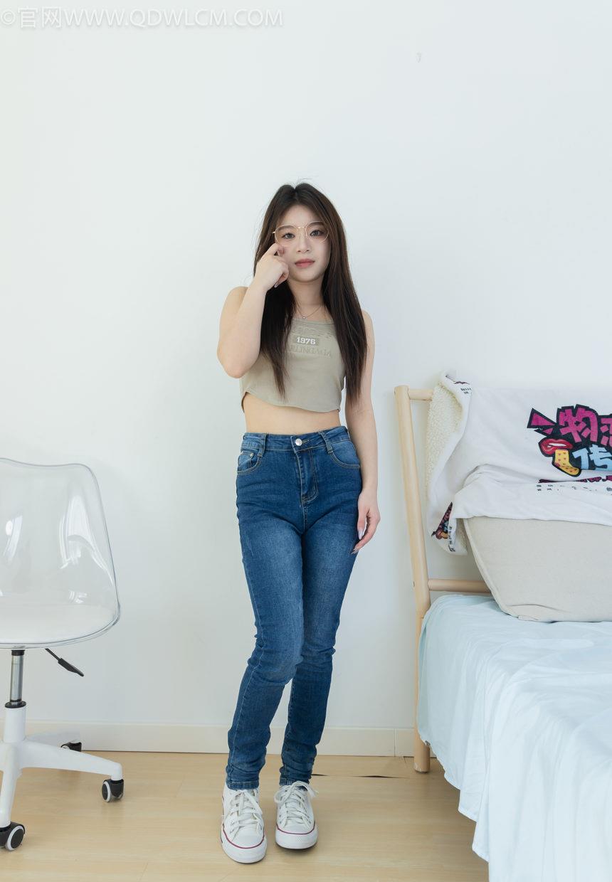 物恋传媒 NO.2303 闪闪-帆布鞋、短黑丝（脚尖加固款）、自然穿着白棉袜、裸足[168P-1V-6.75G]