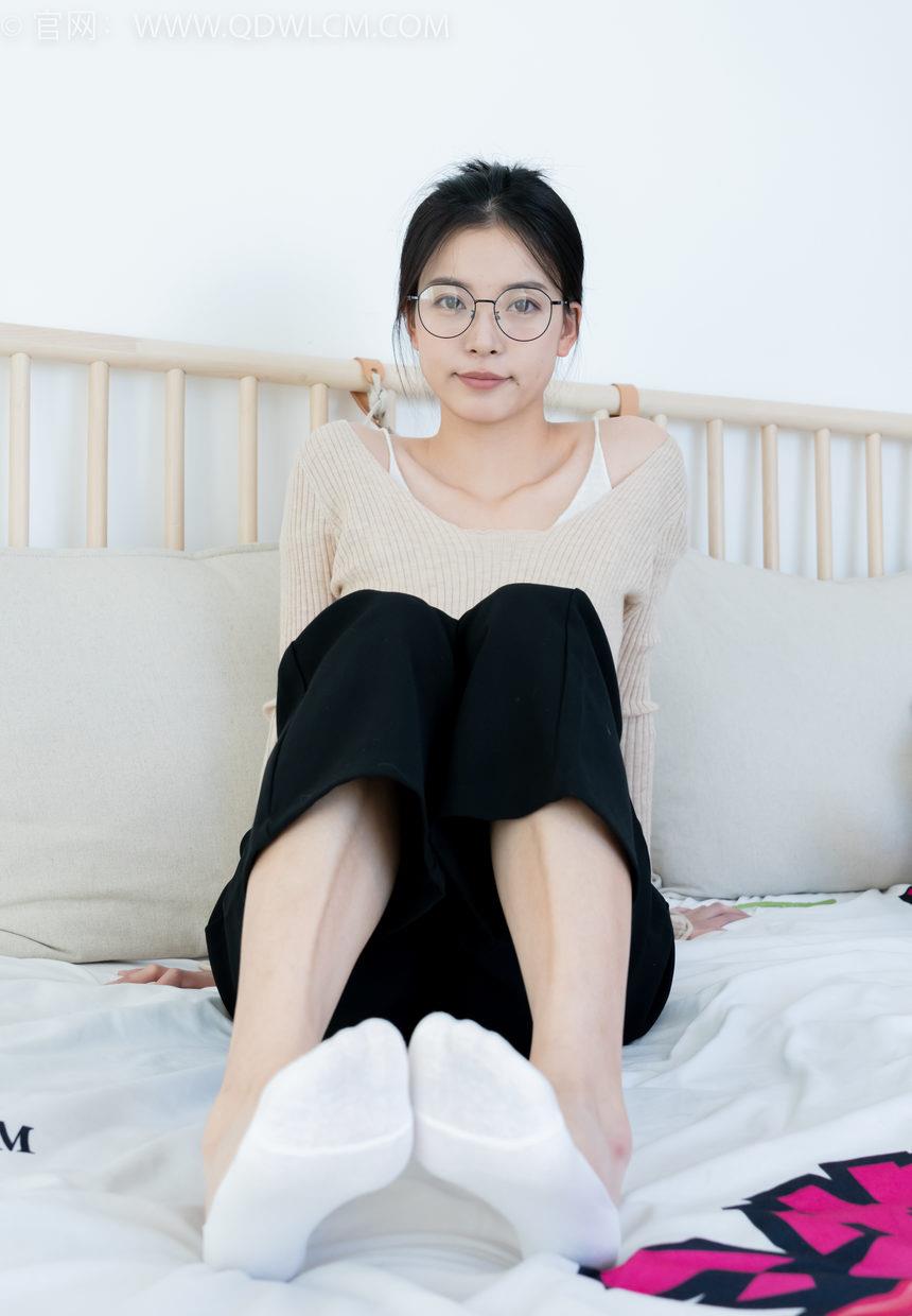 物恋传媒 NO.2290 茯苓-板鞋、皮鞋、白船袜、黑棉袜、皮筋绑脚老头乐挠脚剧情[230P-1V-6.19G]