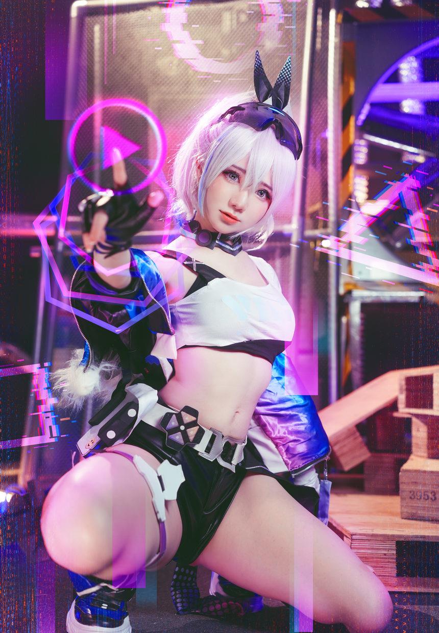 Sally Dorasnow – Silver Wolf [24P3V-349MB]