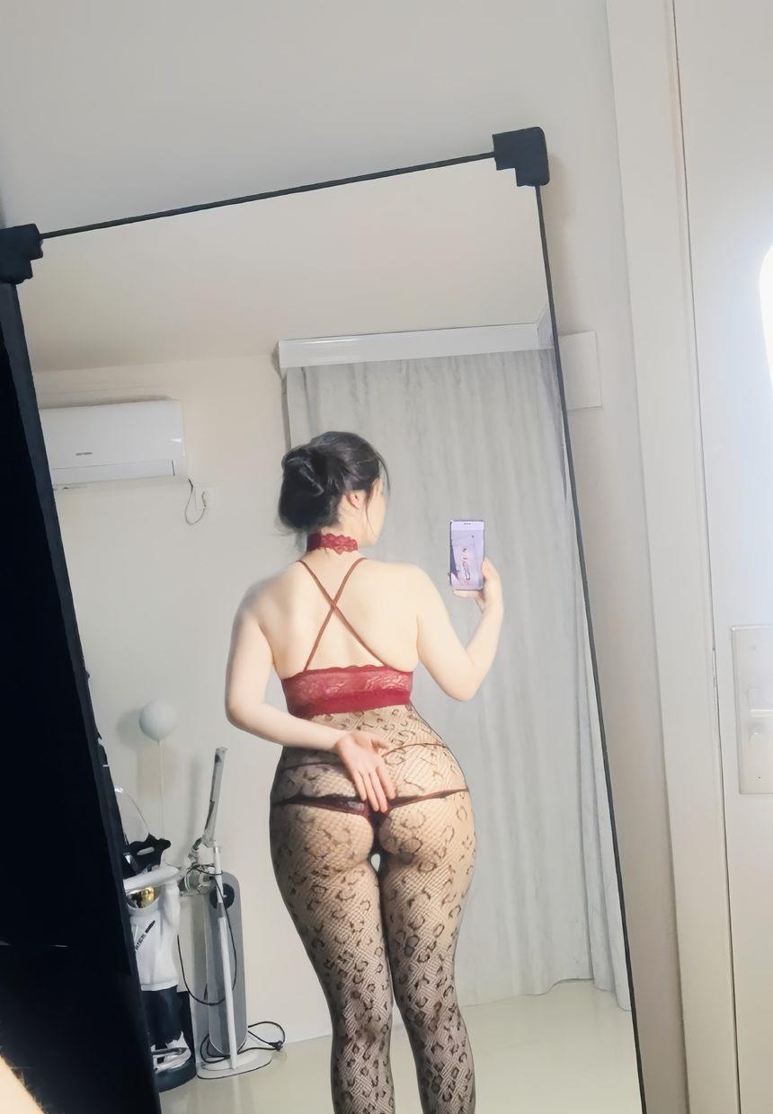 宋易欣-连体网状黑丝大白兔[17P+1V-66MB]