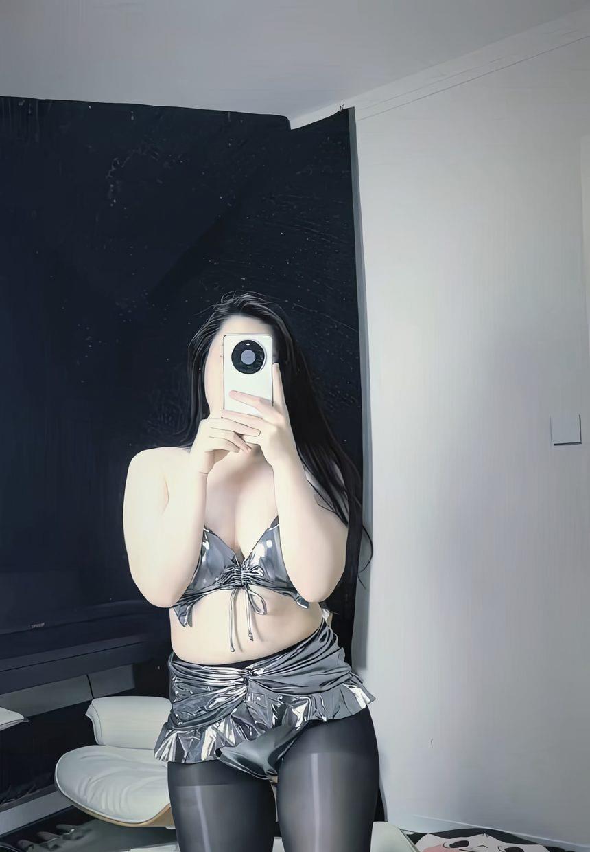 宋易欣 银色比基尼油亮黑丝 [25P-36MB]