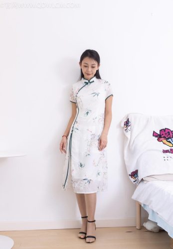 物恋传媒 No.2321 岚岚-高跟凉鞋、薄肉丝、抹婴儿油以及踩香蕉剧情 [160P1V-4.62GB]-优选资源网