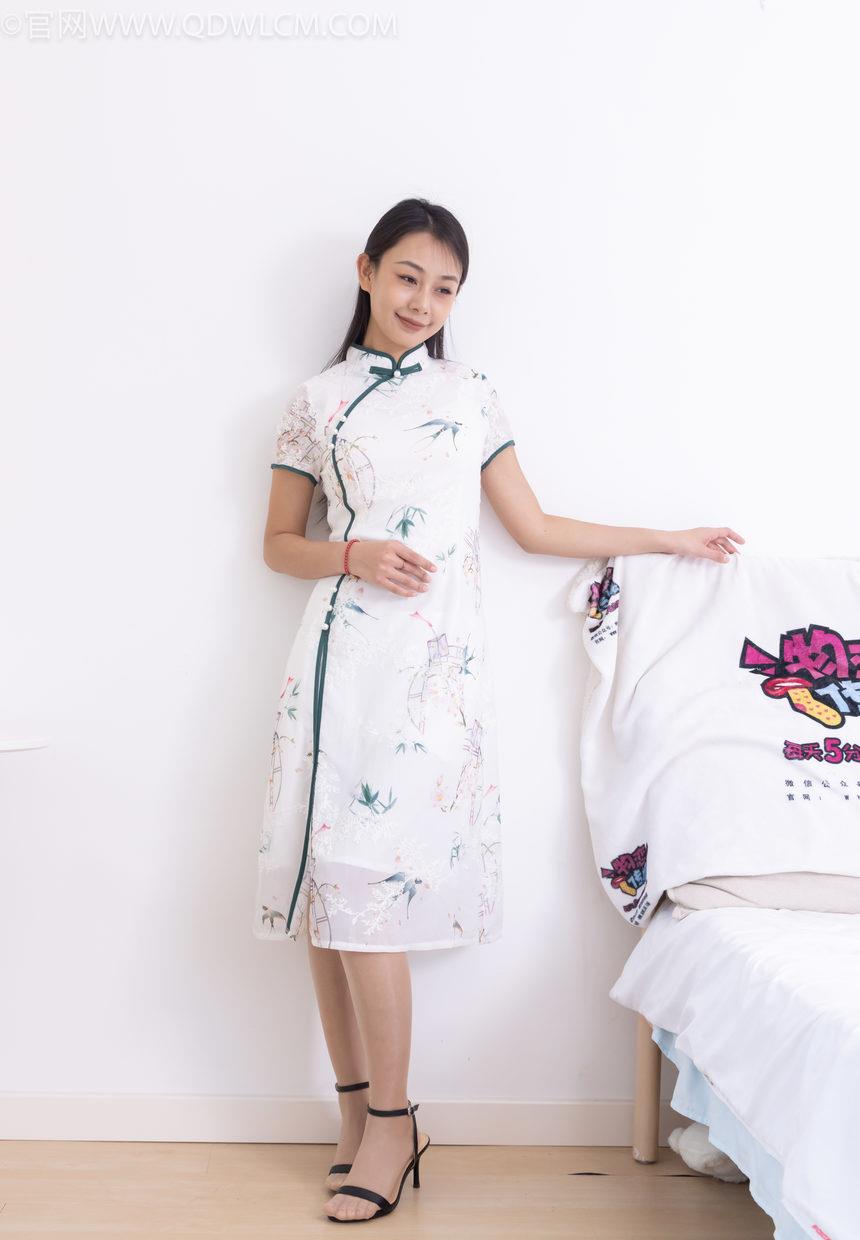 物恋传媒 No.2321 岚岚-高跟凉鞋、薄肉丝、抹婴儿油以及踩香蕉剧情 [160P1V-4.62GB]