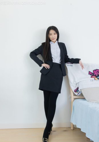 物恋传媒 NO.2318 菜菜-OL制服、高跟鞋、三双厚黑丝叠穿、袜腰展示、视频包含脱袜子的剧情[177P-1V-5.56G]-优选资源网