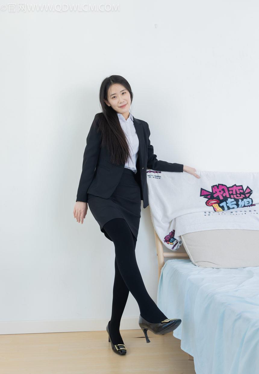 物恋传媒 NO.2318 菜菜-OL制服、高跟鞋、三双厚黑丝叠穿、袜腰展示、视频包含脱袜子的剧情[177P-1V-5.56G]