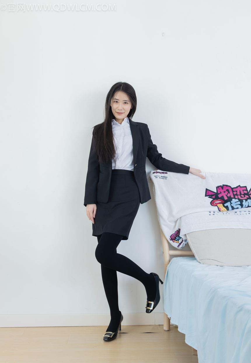 物恋传媒 NO.2318 菜菜-OL制服、高跟鞋、三双厚黑丝叠穿、袜腰展示、视频包含脱袜子的剧情[177P-1V-5.56G]