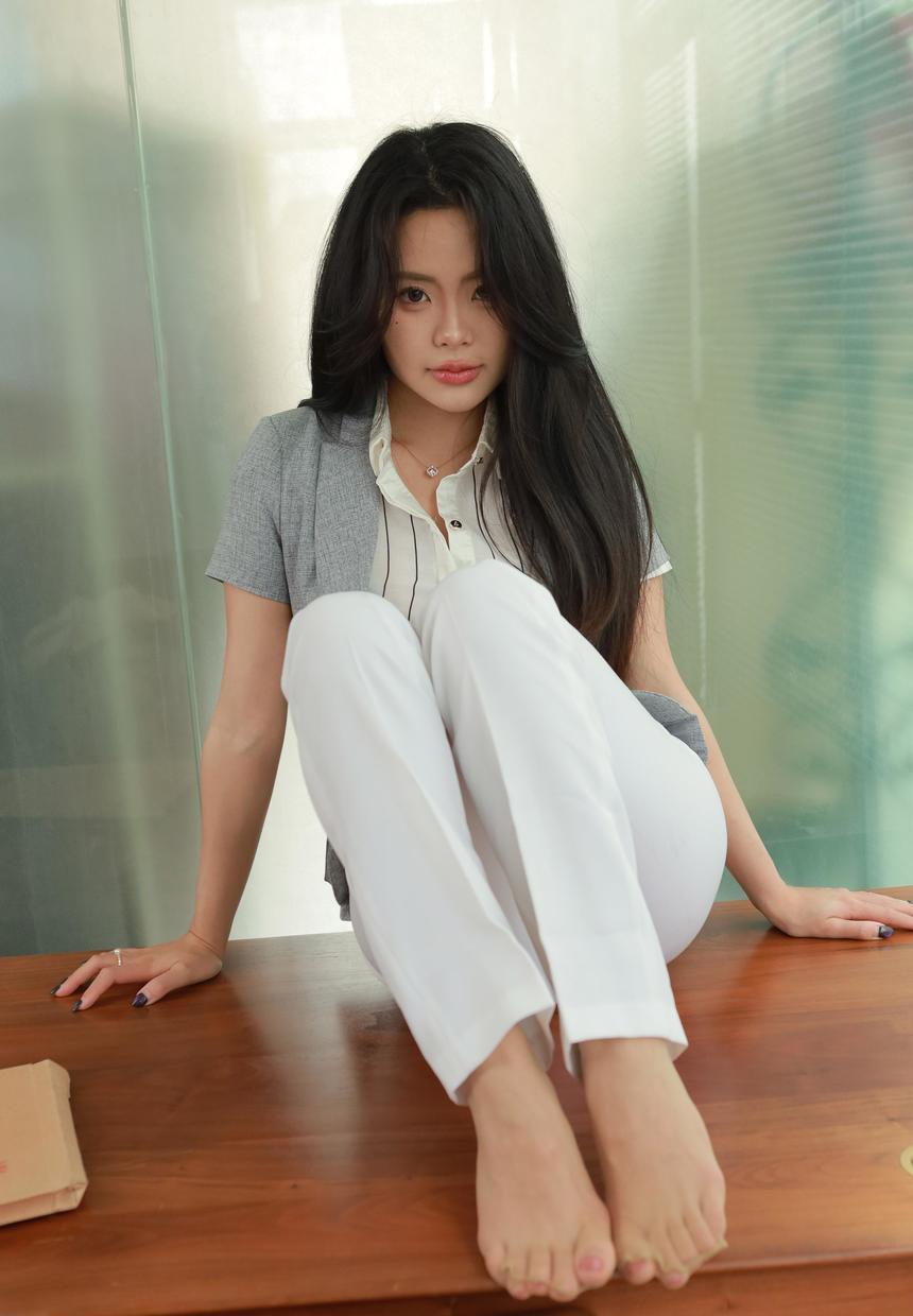 [IESS异思趣向] 2025.04.23 丝享家 2035 兔兔《白色裤里丝》[84P-61MB]