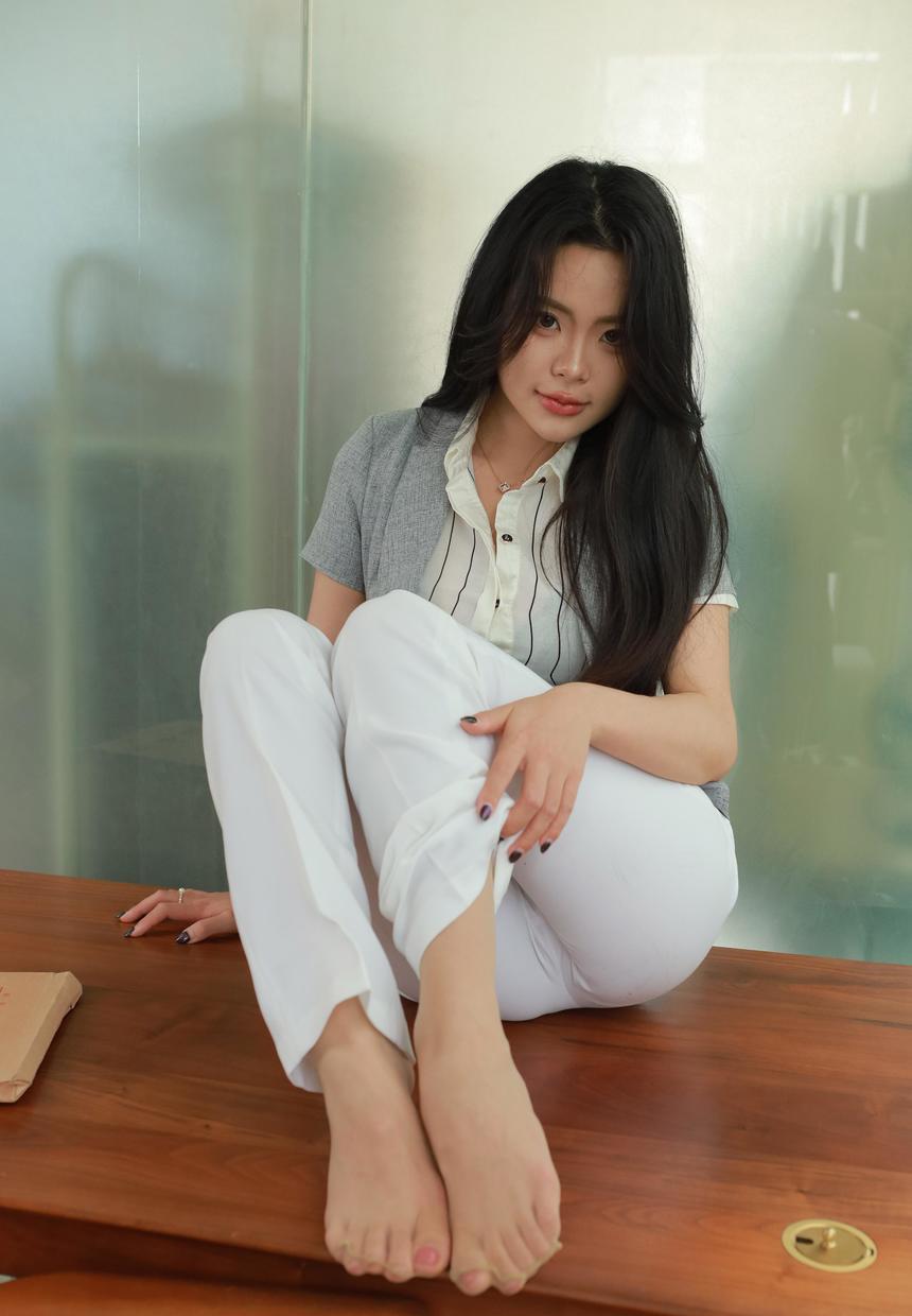 [IESS异思趣向] 2025.04.23 丝享家 2035 兔兔《白色裤里丝》[84P-61MB]